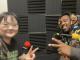 淡江大學楊婉聆同學（圖左）與一同製播podcast的美國同事