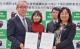 在教育部國教署主任秘書黃瀞儀(左2)及臺北駐福岡經濟文化辦事處經濟文化交流組組長王鴻鳴(右2)見證下，熊本縣教育委員會教育長越猪浩樹(左1)、聯盟執行長國立家齊高中陳