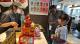 新北市瑞亭國小學生在英語教學助理陪伴下，運用英語於餐廳點餐
