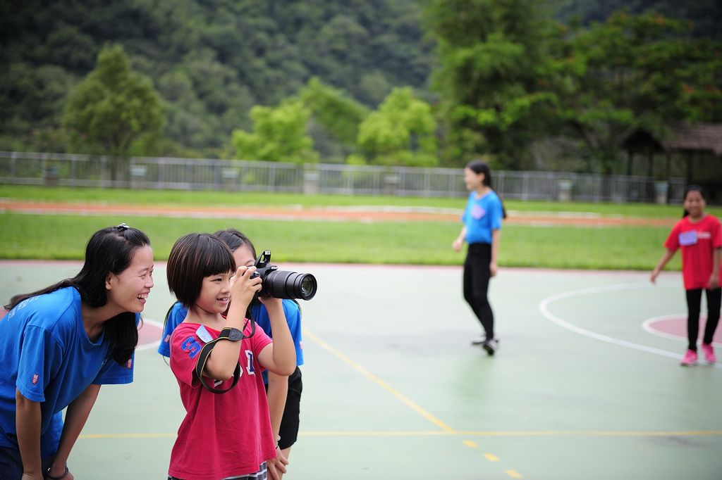 輔英科技大學境外學生指導小朋友如何使用單眼相機_大圖