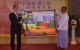 緬甸工程學會主席Dr._Charlie_Than於仰光晚宴致贈緬甸傳統圖畫予姚政次