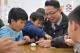 圖說：陳志哲和孩子們用茭白筍殼做的紙漿，正努力把它捏成小籠包。
