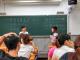 青年志工教導外籍移工練習中文會話