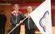 (照片-1)1070201-1-署長授奧會會旗予代表團林鴻道團長.JPG