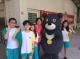 圖1：羅麗芬護理師和小朋友開心迎接世大運吉祥物熊大的來訪.JPG