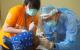照片1-團員與牙醫師正協助為當地孩童進行口腔治療。
