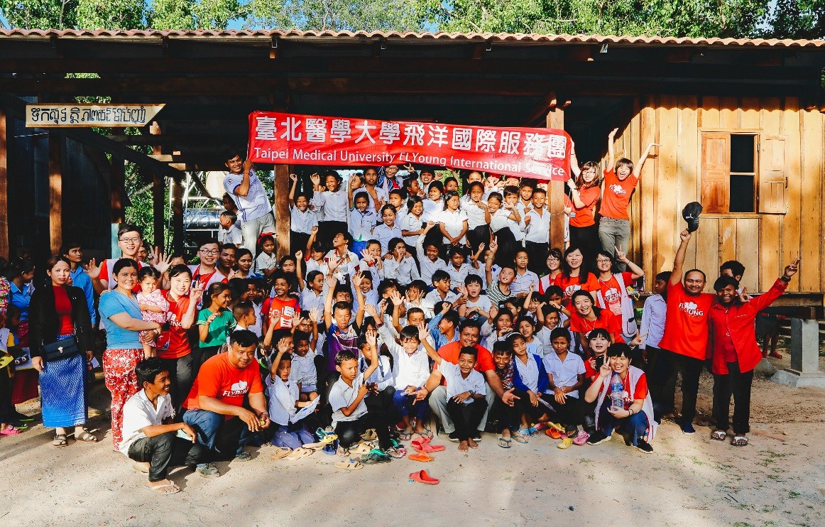 107年暑假和實踐大學建築義工隊一同在柬埔寨馬德望省蓋了健康教育中心,團員開心地合影留念_大圖