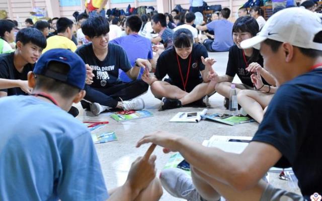 (附件照片3)1080722-1-第一天「破冰活動」，大家自我介紹快速熟悉彼此並建立團隊。_大圖