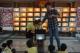 圖1：萬福國小長達35公尺的故事燈牆，是由藝術與人文領域科老師陳雨禾所帶領的一項創客課程。.JPG