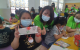 文藻外語大學國際志工共創就醫無障礙團隊帶領旗山國小學生製作愛心卡，附上口罩套，送愛心到柬埔寨