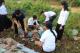 團員過去到柬埔寨，與學生們共同清掃環境