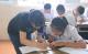 團員過去至柬埔寨教學中文，指導學生注音符號的寫法