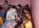 國防醫學院享尼尼泊爾國際志工團團員在佛學院進行元宵節慶課程，教導孩童製作燈籠
