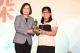 蔡瑾靜老師（左二）榮獲109年度教育部師鐸獎