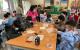 高雄市林園區樂齡學習中心辦理代間營隊，樂齡長者指導學童做草間彌生熱縮片