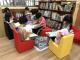 屏東縣民生國小附幼圖書區裡放置兒童沙發組，讓孩子可以舒服地坐好看書