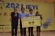 吳宏達老師（左二）指導學生在2021年世界青少年創客發明展臺灣選拔賽中獲得金牌