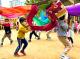新竹縣私立愛默生幼兒園歡慶元宵節，幼兒表演舞龍