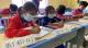 泰國北部華興中文小學少數族群學童認真書寫華文字型
