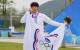 (附件照片1)1121006-1-輕艇標竿金牌選手張筑涵在頒獎台上，開心地展示我代表團會旗。