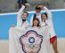 （附件照片2）我國選手洪筱晴(右)及張緻如(左)在亞運滑輪溜冰花式溜冰女子個人分別獲得金牌及銅牌，與郭文平教練(中)開心合影。