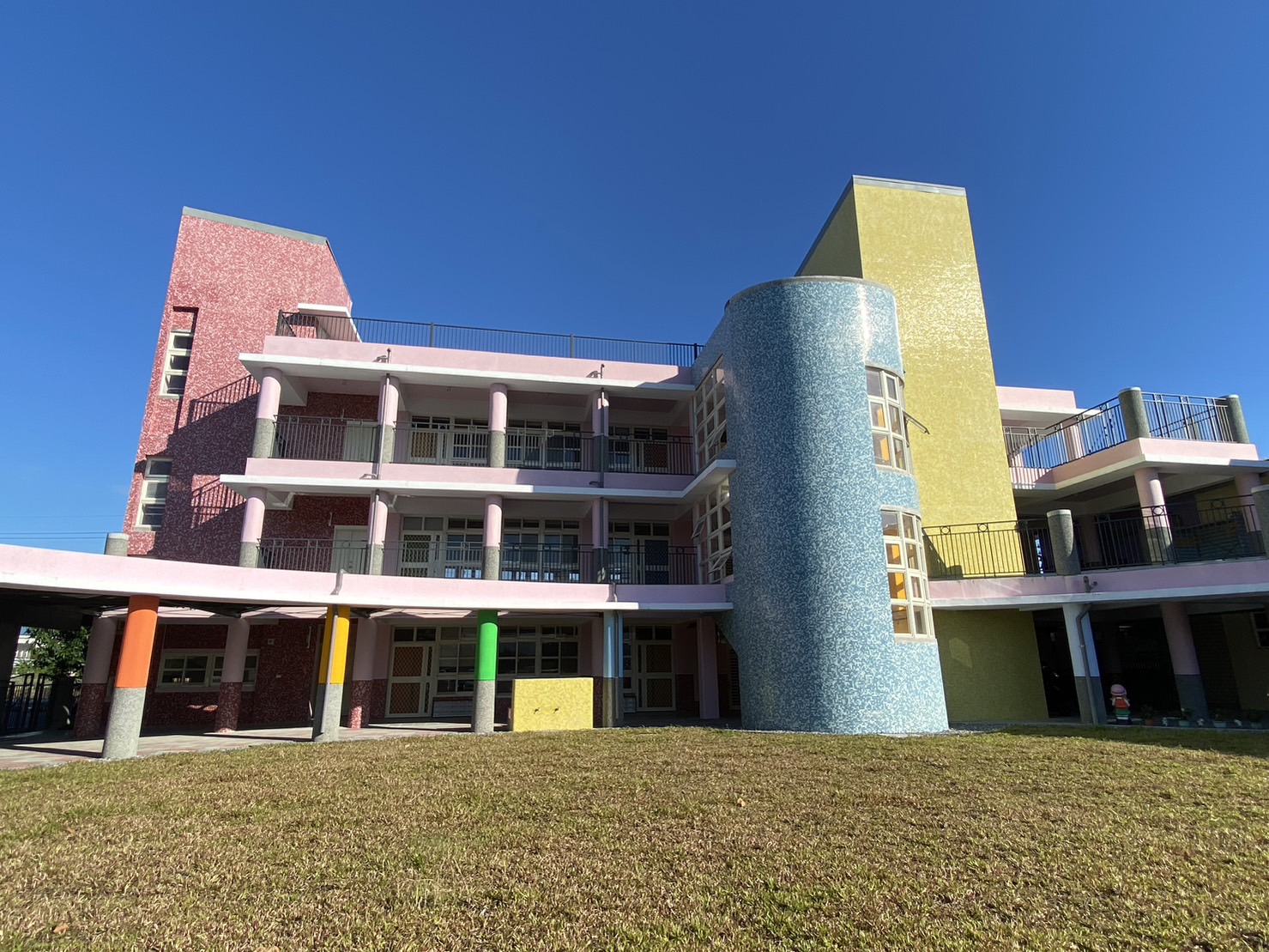宜蘭五結鄉立幼兒園外觀，圖片來自：教育部全球資源網，2024-01-05，《宜蘭縣五結鄉立幼兒園新建園舍落成典禮　共創友善育兒空間》，https://www.edu.tw/News_Content.aspx?n=9E7AC85F1954DDA8&s=03A2E019378E359A