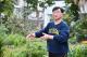 陳祥介紹校內的小菜園，他引導學生以綠地圖系統來觀察校園及周遭社區