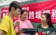 劉文育老師（右一）與學生互動討論