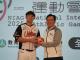 (附件照片2)1140415-1-世界12強棒球選手林安可(左)出席114年全國大專校院運動會全國記者會上，致贈簽名球給體育署鄭世忠署長(右)，並邀請全國運動迷們，一起為全大運選手加油。
