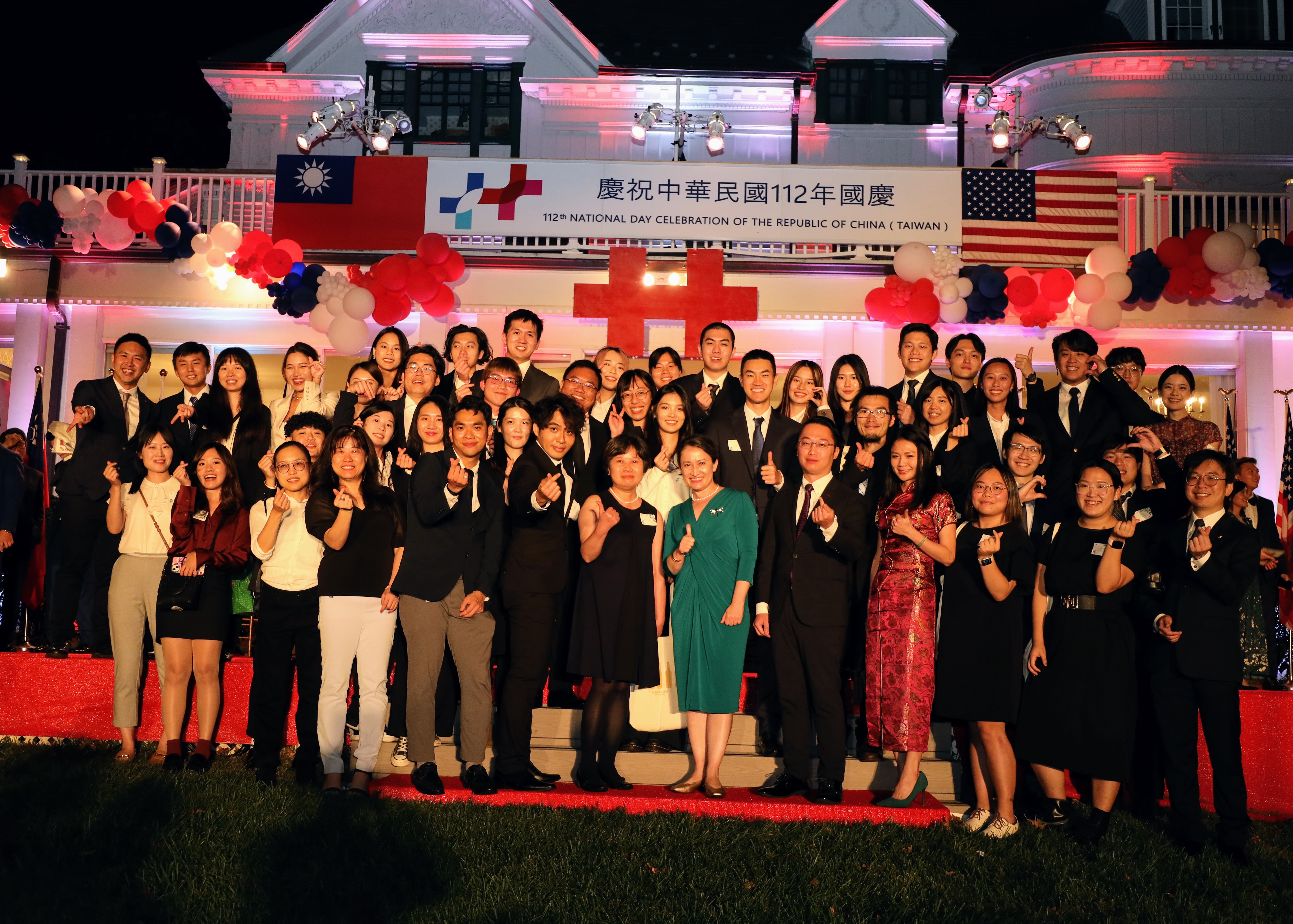 45名大華府地區台灣留學生於雙橡園國慶酒會擔任親善志工會後與蕭大使合影