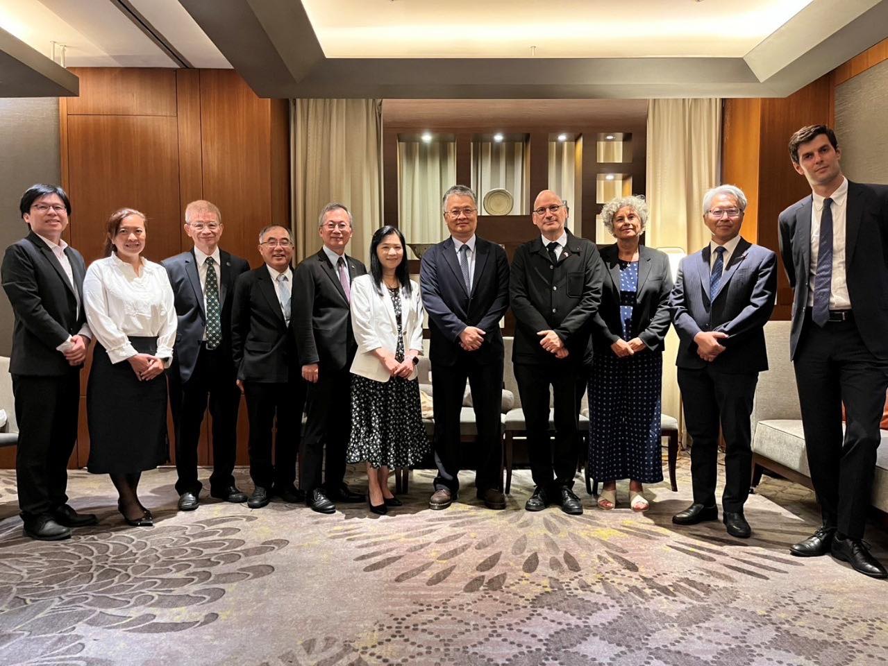 孔多塞校園Z校長訪台合影_大圖