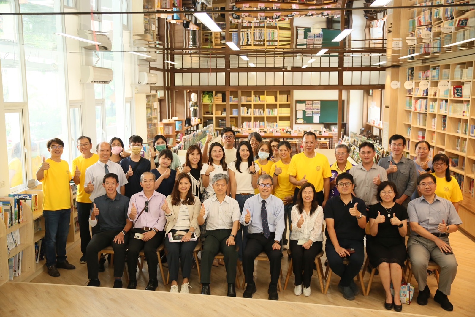鄭英耀部長與學校團隊及志工合影_大圖