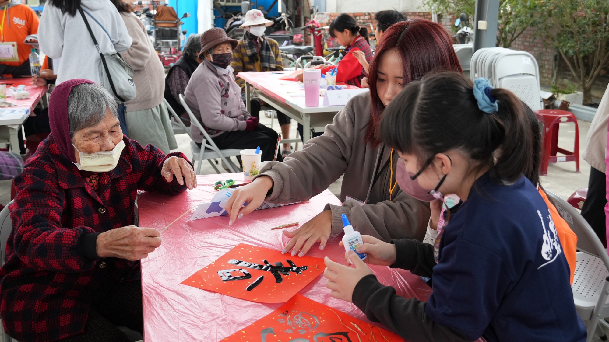 小島尋夢團隊則發起「藝起嘉美林」前導行動，運用在地稻稈與長者及學童共創斗方春聯 (1).JPG_大圖