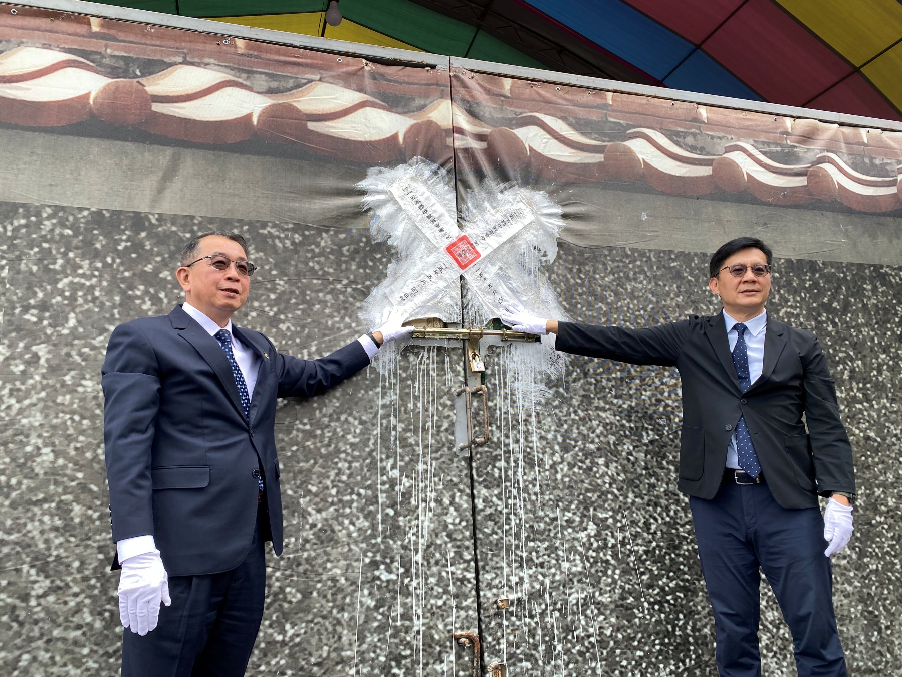 張廖萬堅政次（右）和臺師大張少熙副校長（左）貼闈場封條.JPG_大圖