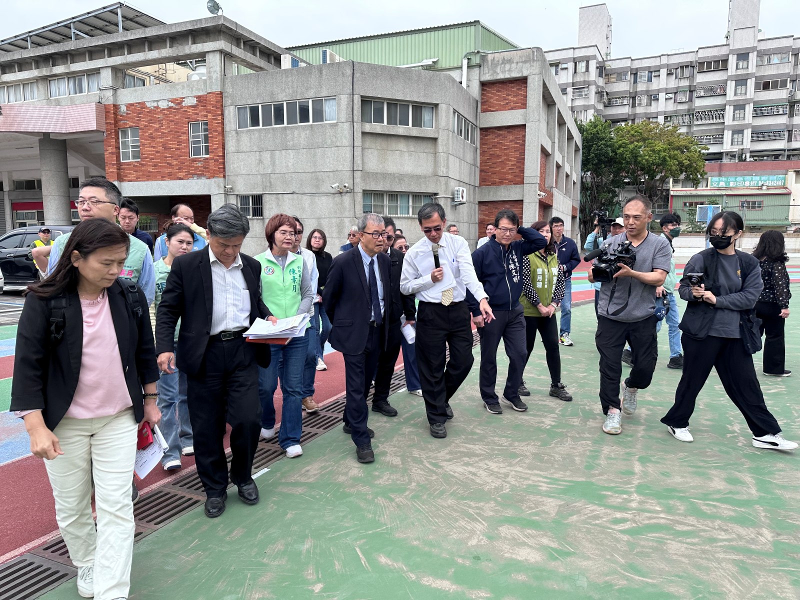 部長關心員林國小操場跑道及中央球場2_大圖