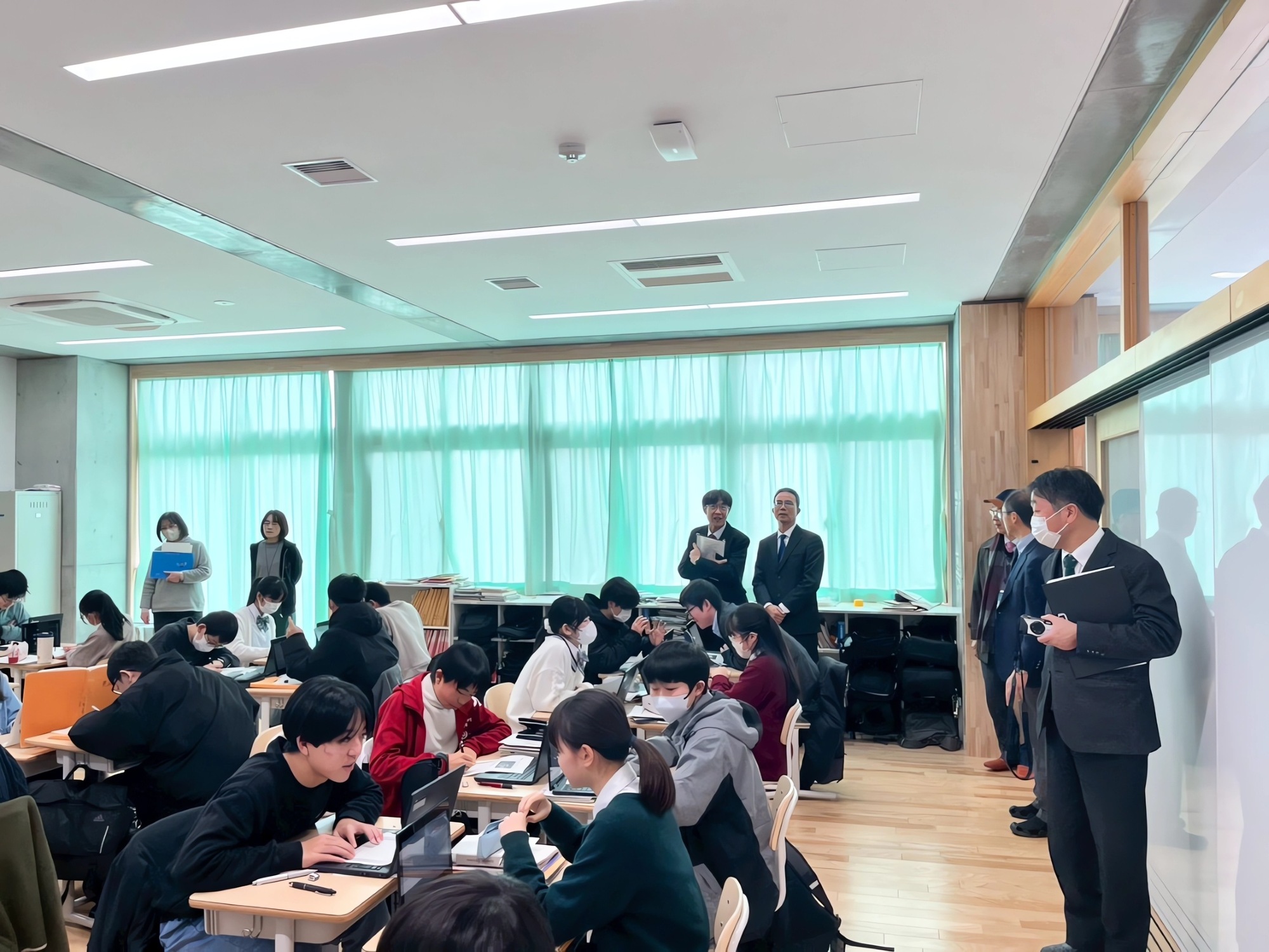 訪問團參訪安積高校歷史課數位科技輔助教學_大圖