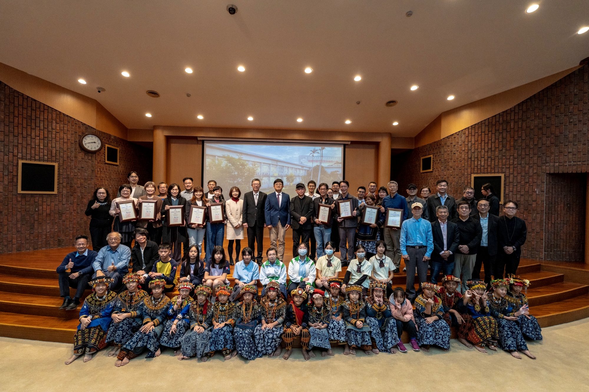 113年度校園美感環境再造計畫績優學校及績優設計師頒獎典禮全體大合照_大圖