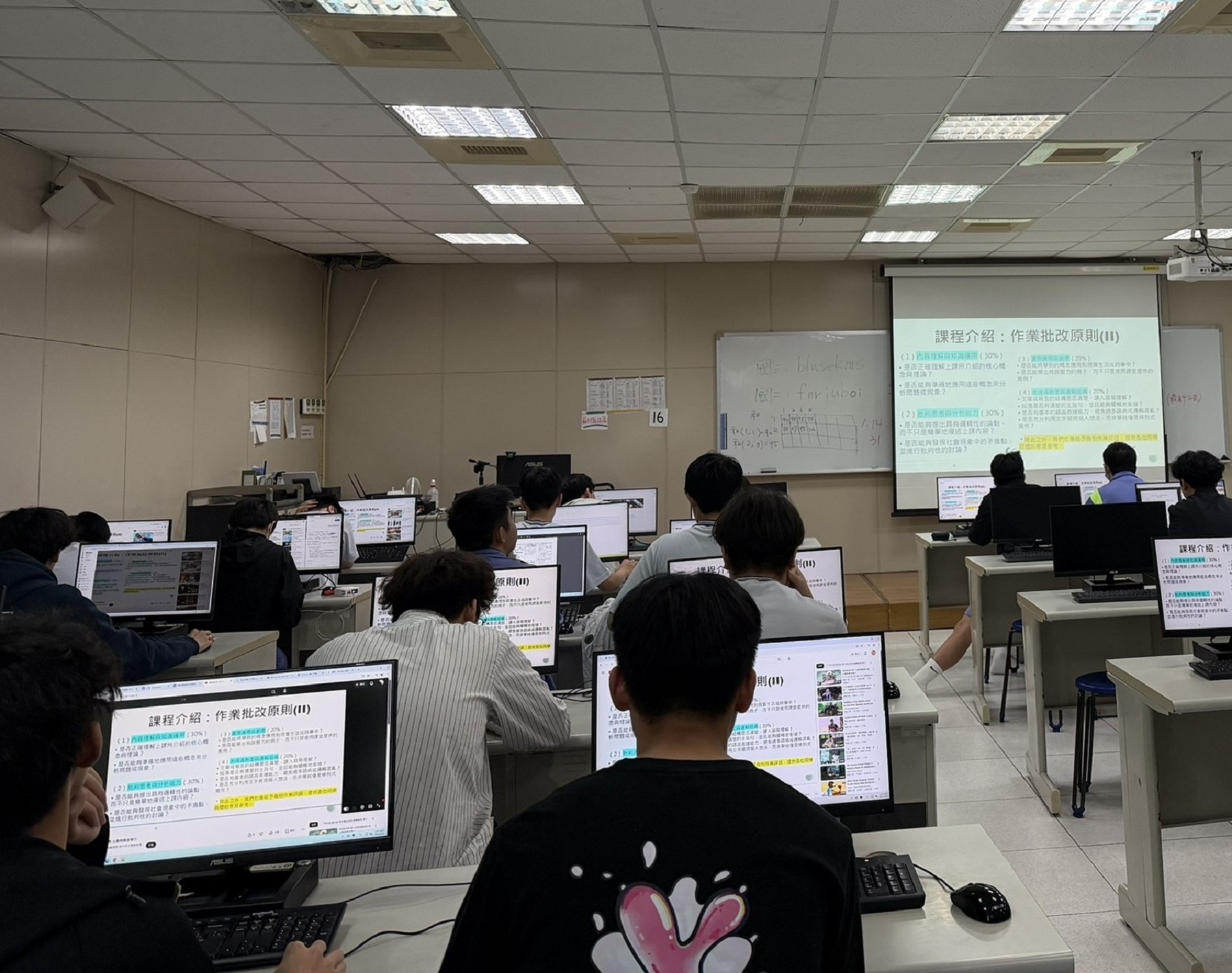 校師於課堂中說明課程規劃內容_大圖