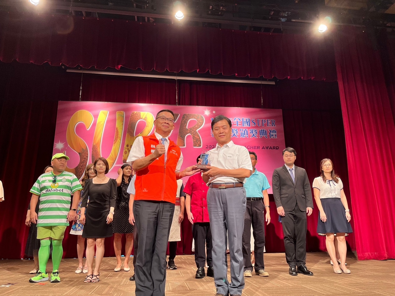 嘉義市宣信國小教師王文志（右）榮獲「112年度全國SUPER教師獎」國小組首獎。_0_大圖