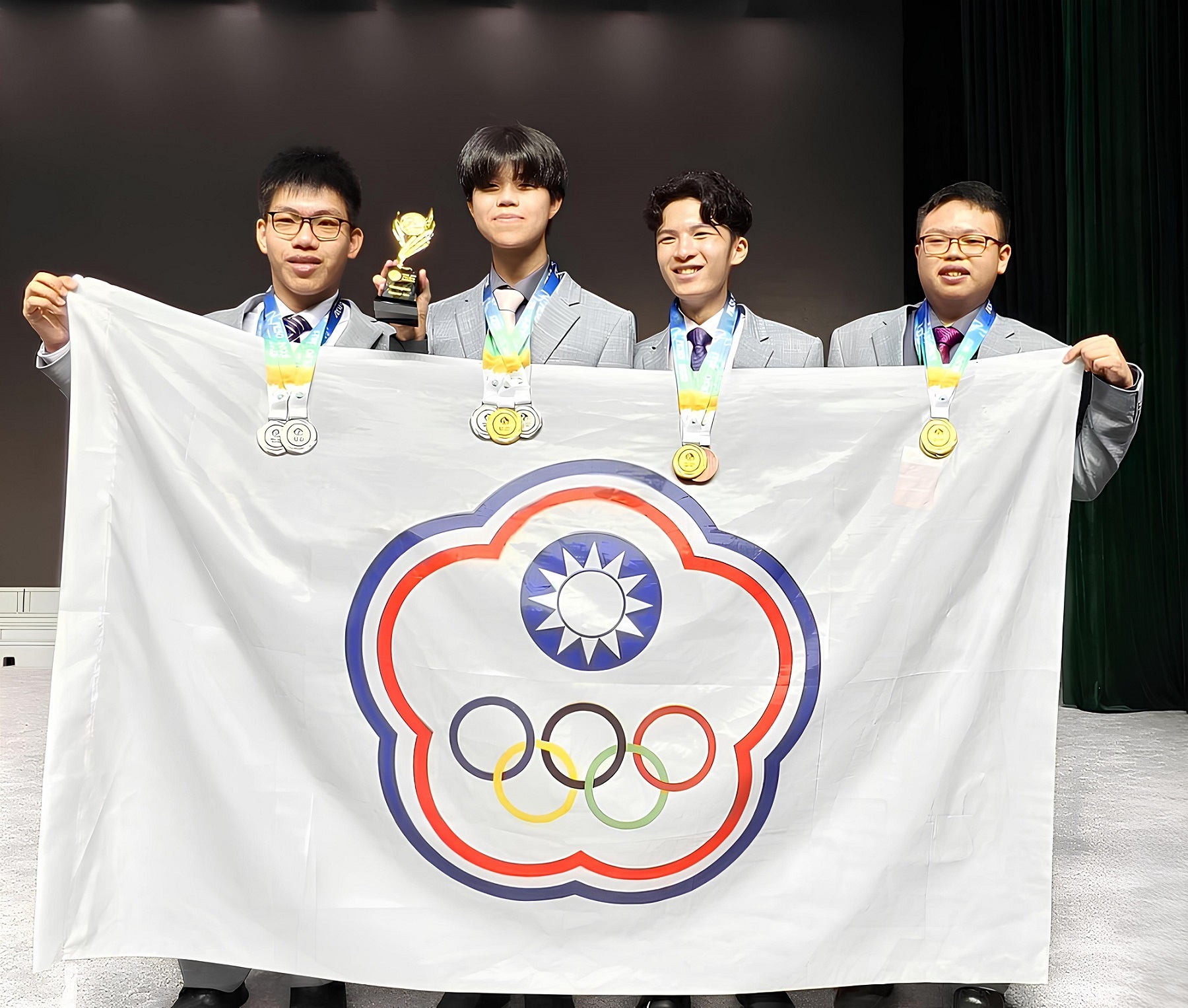 我國參加2025年第18屆國際地球科學奧林匹亞競賽4位代表選手，左起包程宥、姚亦耕、莊定祐、何海銘_大圖