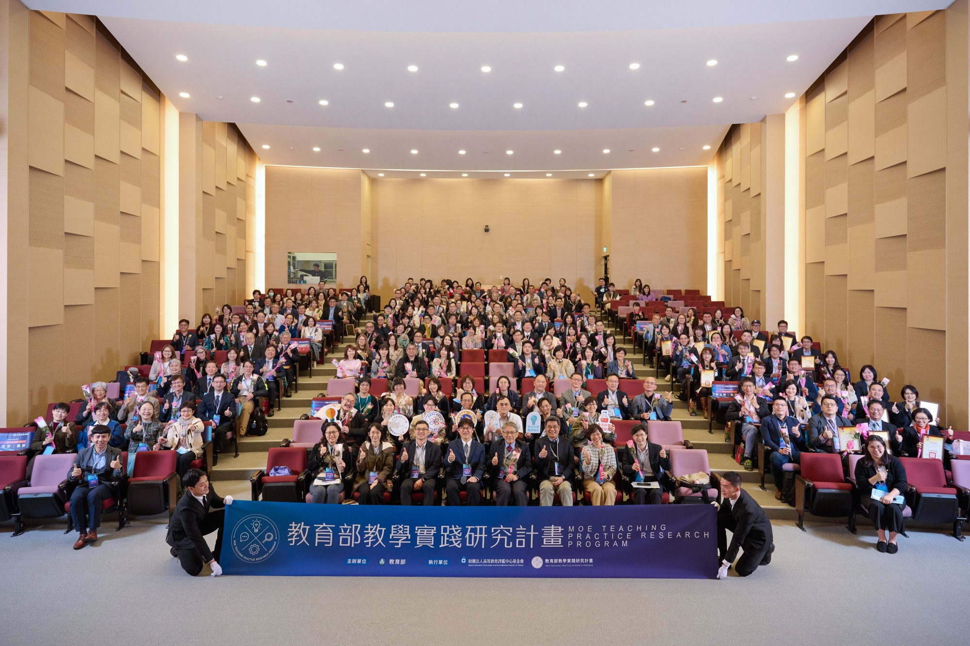 113年度教學實踐績優計畫180位獲獎人大合照_大圖