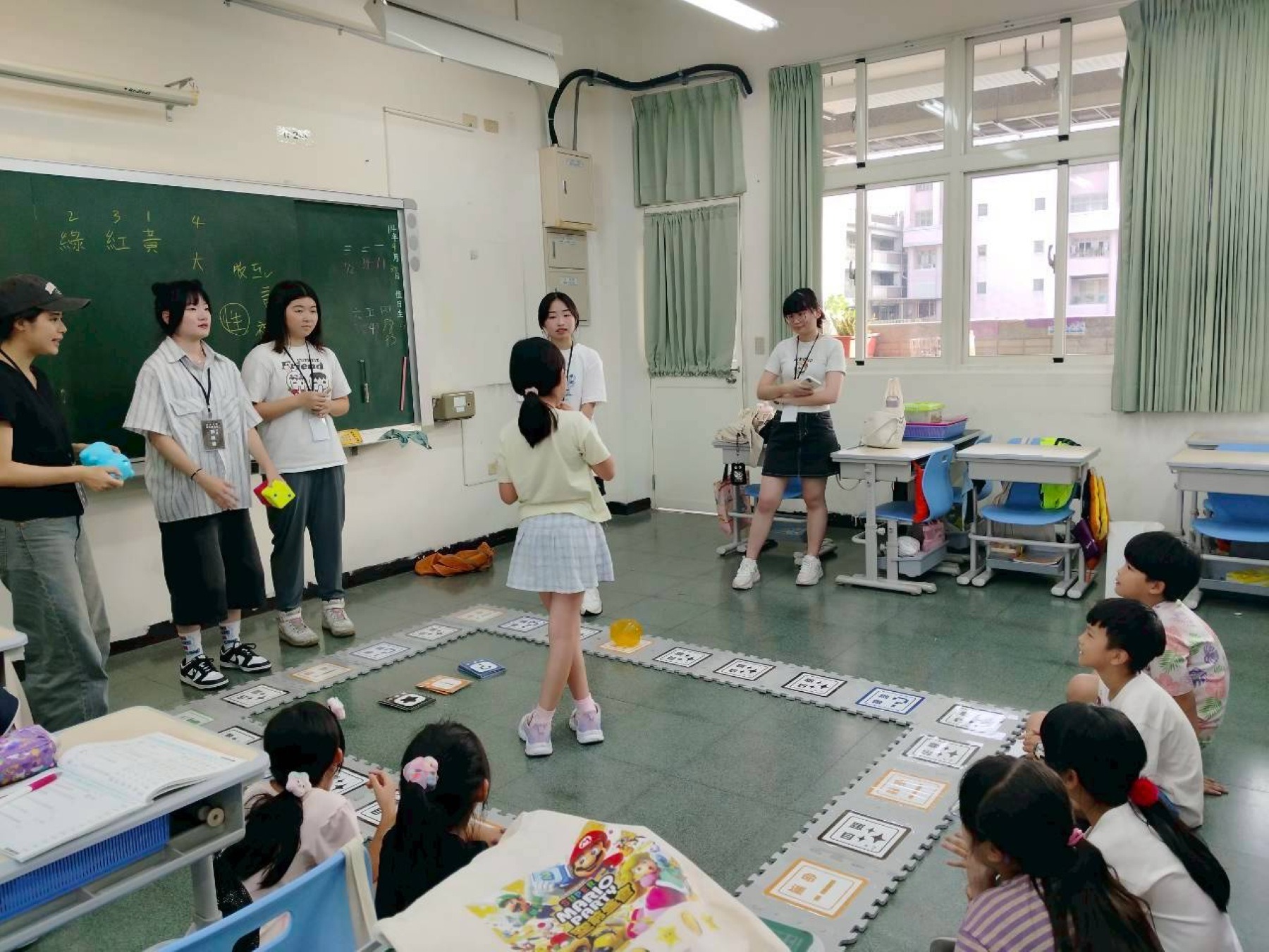 東海大學法律服務社進入國小校園透過大型棋盤式法治遊戲進行法律知識宣導_大圖