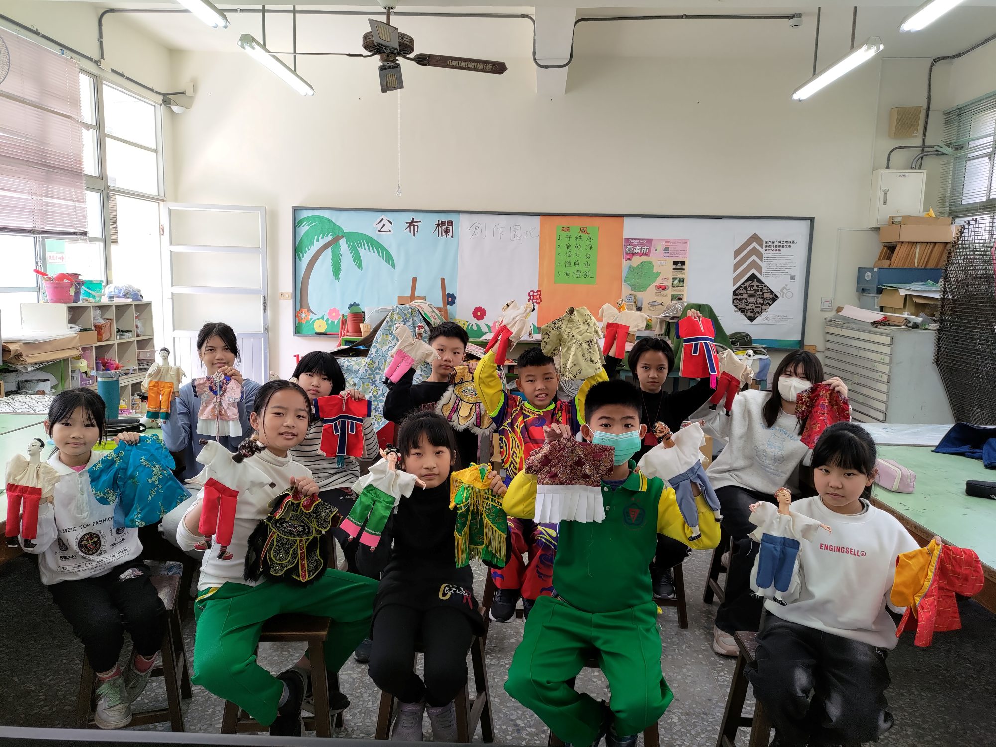 臺南市月津國小學生操作布袋戲偶_大圖