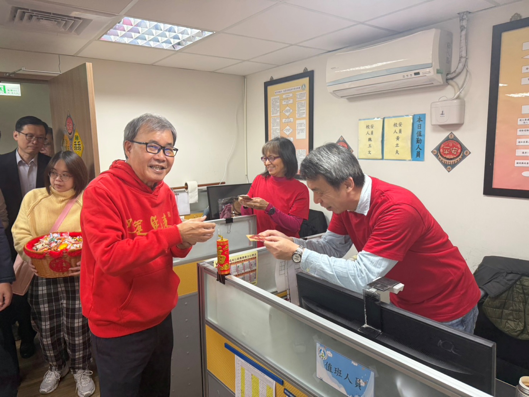 鄭英耀部長慰勉校安同仁，感謝長期堅守崗位、辛勞付出_大圖