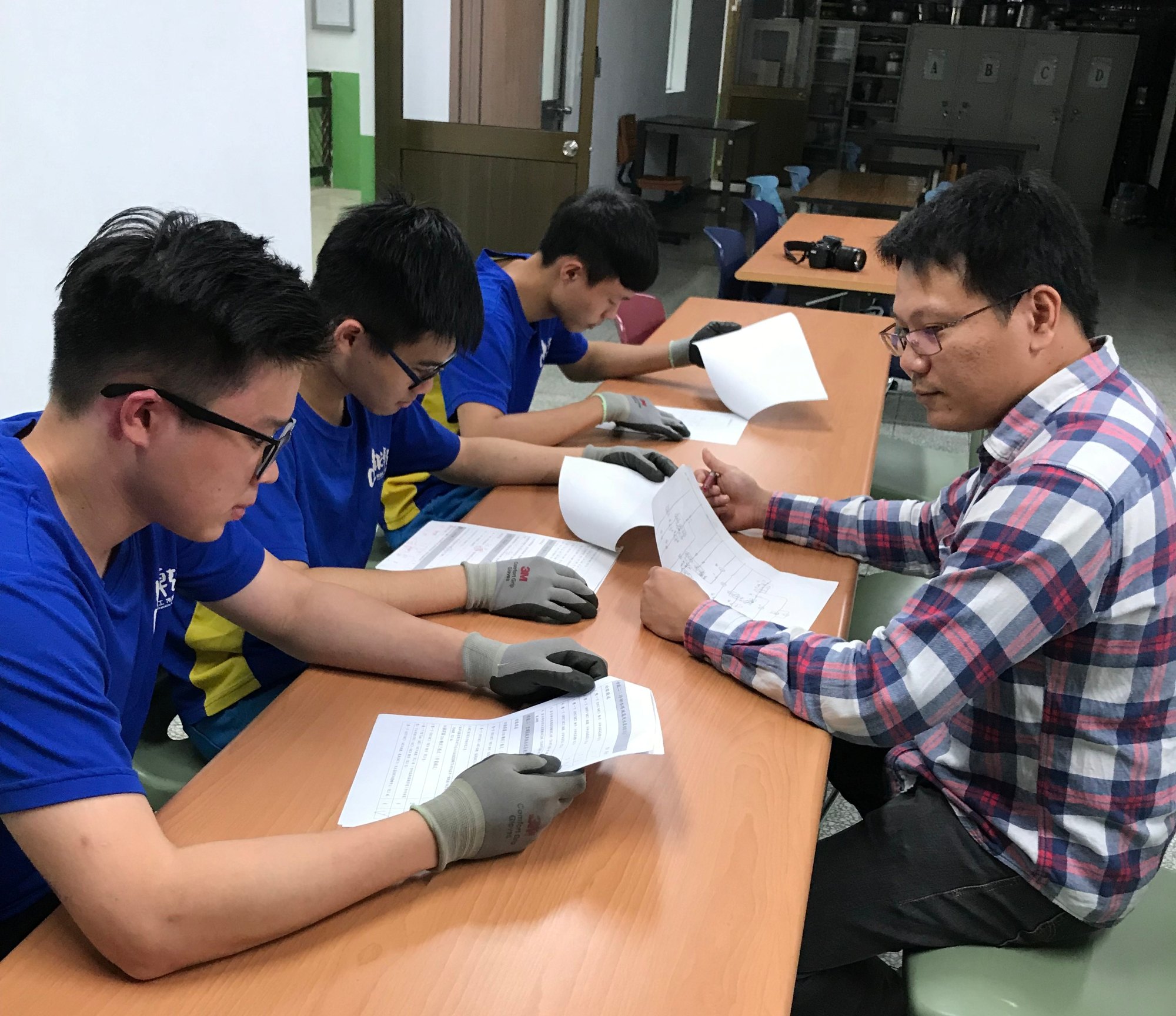 黃俊程(右)耐心為學生講解技術文件_0_大圖