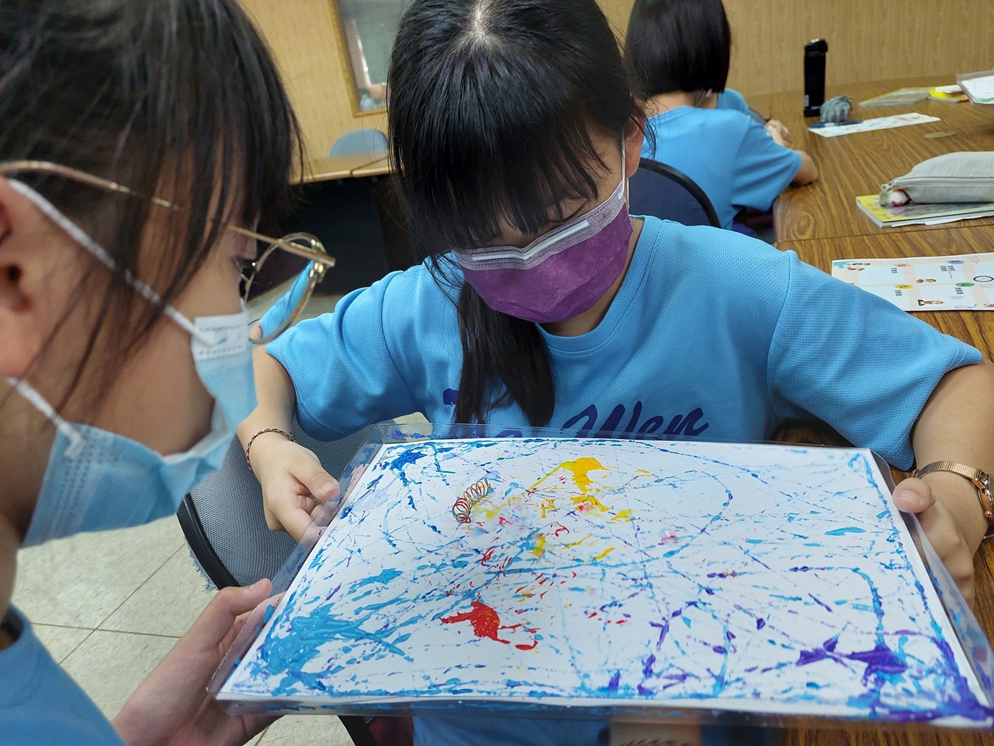 學生以磁鐵當畫筆動手設計獨一無二的魔磁畫_大圖