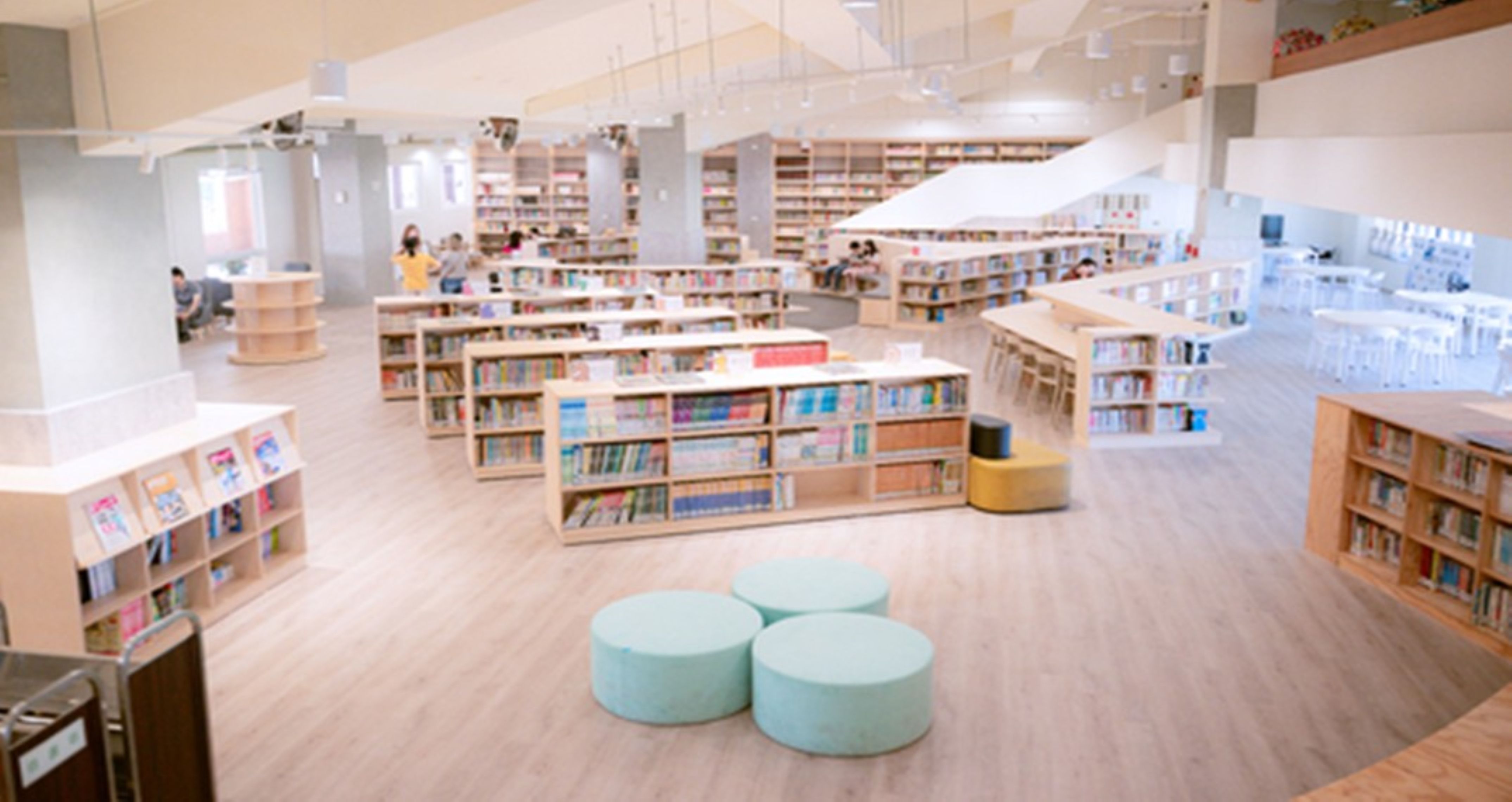 高雄市福山國小「日光書屋」社區共讀站明亮溫潤的空間設計_0_大圖