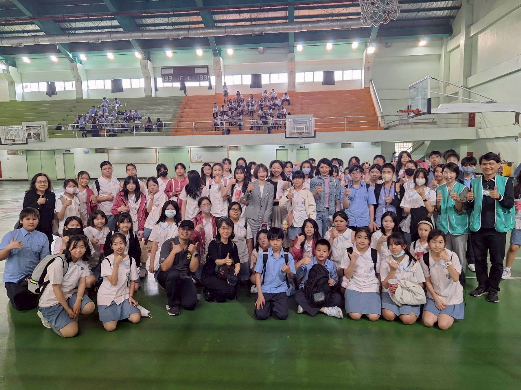 教育部師資培育及藝術教育司武曉霞司長到現場給臺北市金華國中合唱團孩子加油打氣_大圖