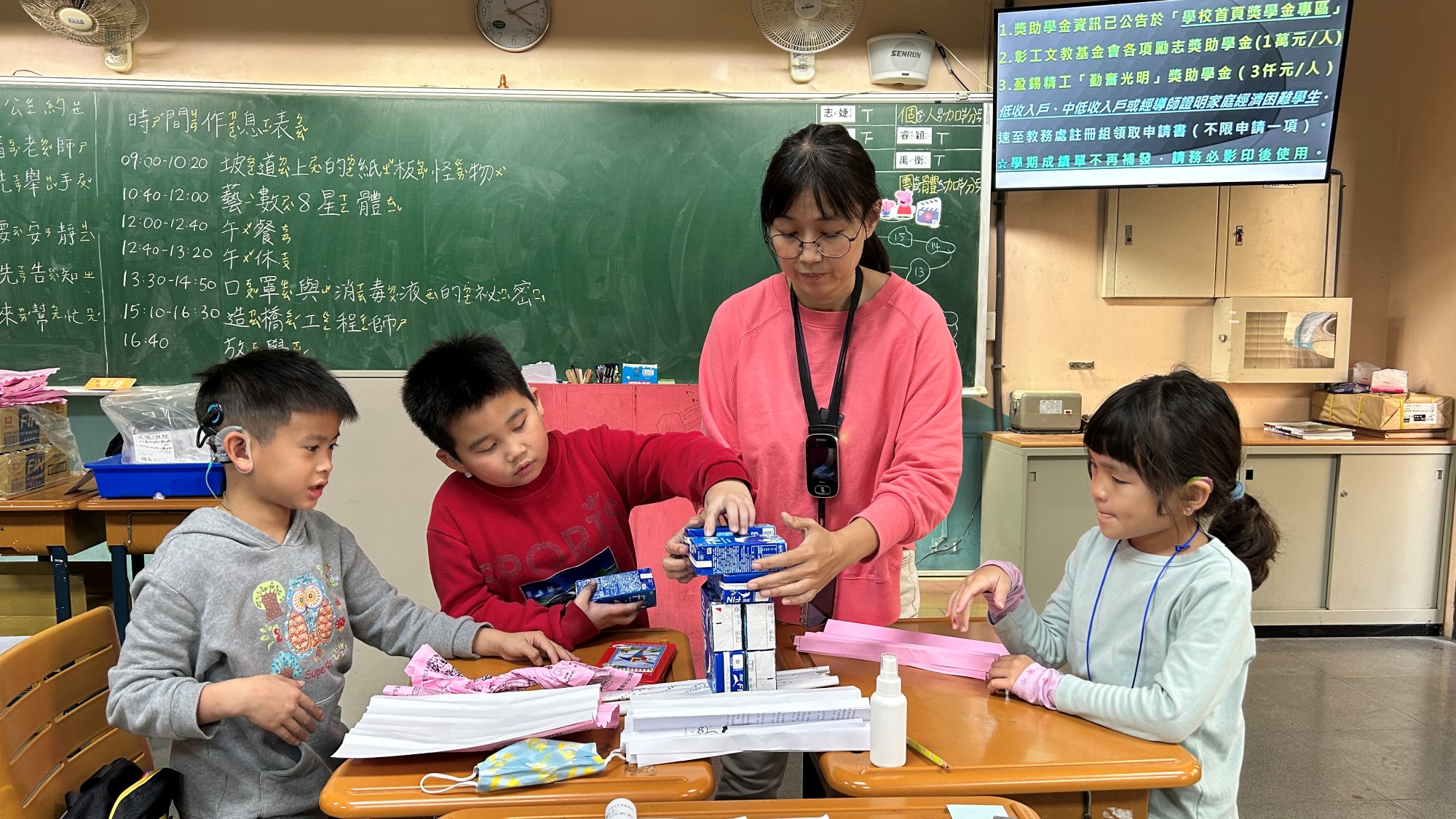 老師帶領學生用紙張設計橋梁，實驗比較不同結構的承重效果_0_大圖