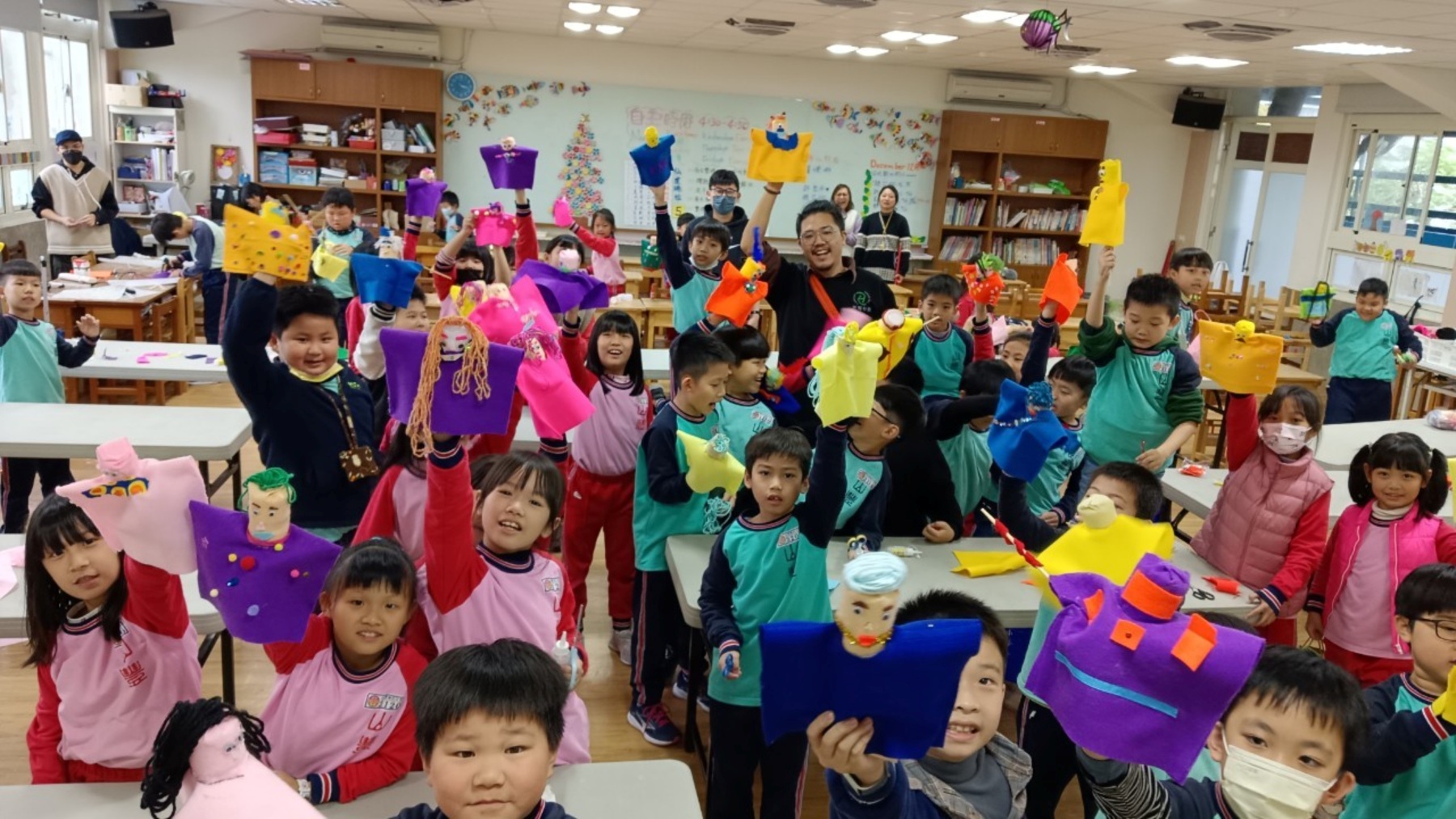 「無獨有偶」偶劇團講師以專業操偶師之角度，帶領山豐國小學生實際操作示範_大圖